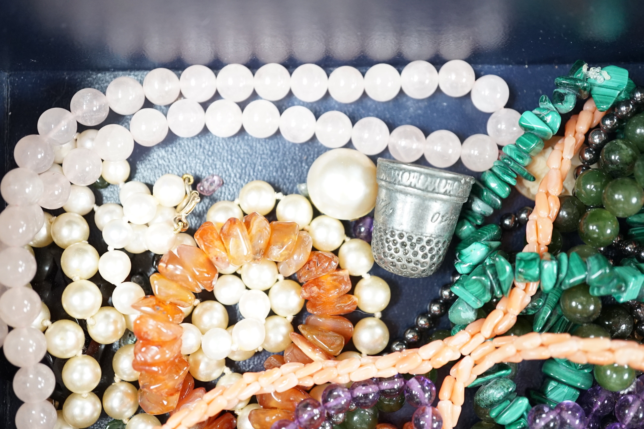 Sundry jewellery including malachite and rose quartz necklaces and unmounted cameos, etc.